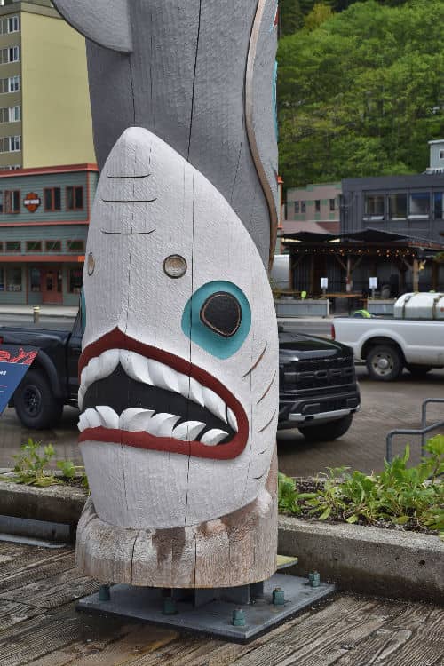 Shark crest on the Wooshkeetaan Kootéeyaa pole